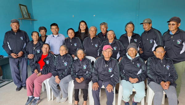 GADP PICAIHUA ENTREGA PRENDAS DEPORTIVAS A ADULTOS MAYORES DE SAN CAYETANO